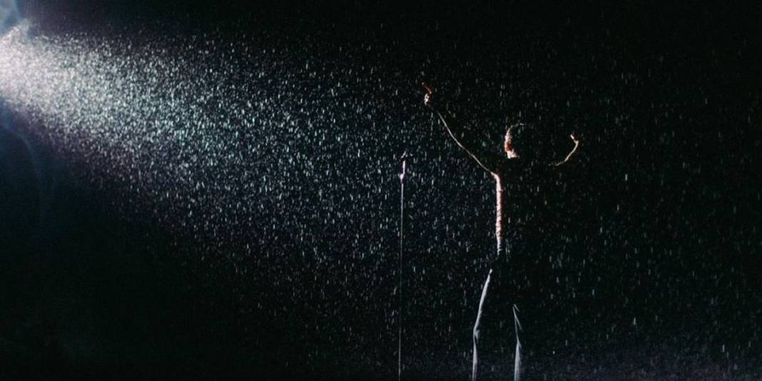 Ünlü şarkıcı sahnede şarkı söylerken gözünden vuruldu, yere yığıldı! Konserde korkunç anlar 1